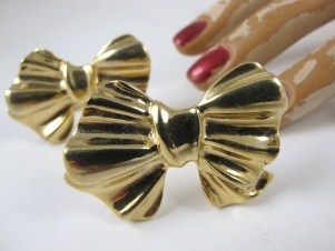 Awesome vintage golden scroll cuff by Sarah Coventry